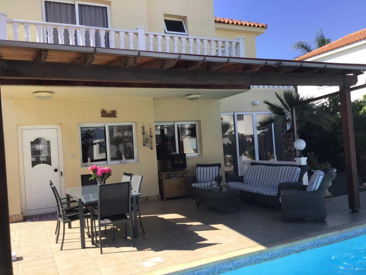 Carolyn Is A Luxury 4-bedroom With Private Pool In Villa *